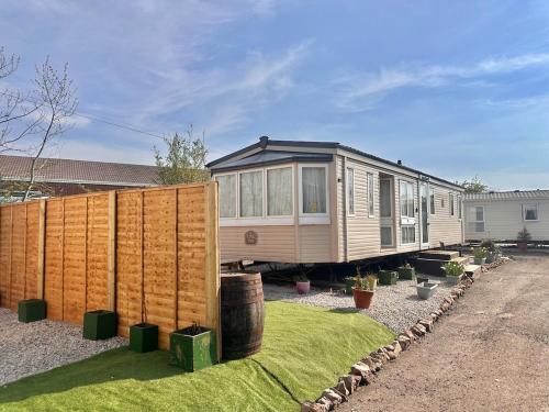 Atlas 2 Bedroom Caravan Located in Uddingston Glasgow at Maryville Caravan Site — 4-Star Luxury Hotel in Uddingston, United Kingdom