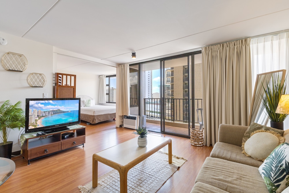 Spacious and Comfortable Ocean View Waikiki Banyan Condo FREE Parking by Koko Resort Vacation Rentals - photo 11