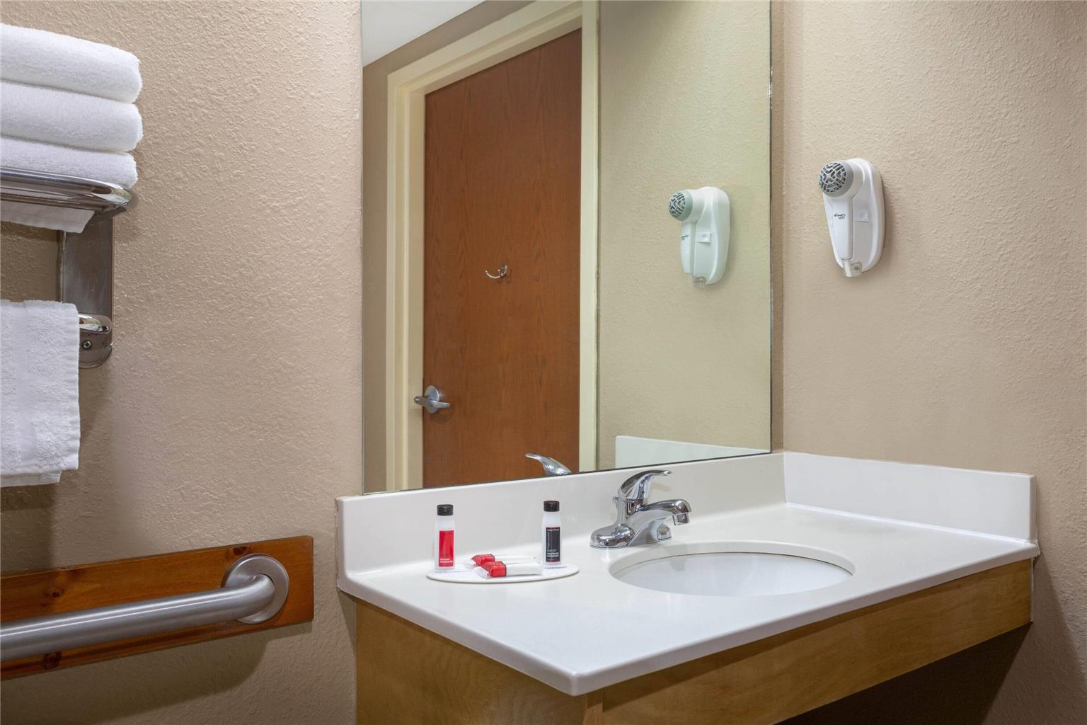 Days Inn & Suites by Wyndham Cuba - photo 18