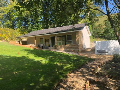 A Detached Garden Lodge Hot Tub Heating WiFi & Parking — 4-Star Luxury Hotel in Maiden Newton, United Kingdom