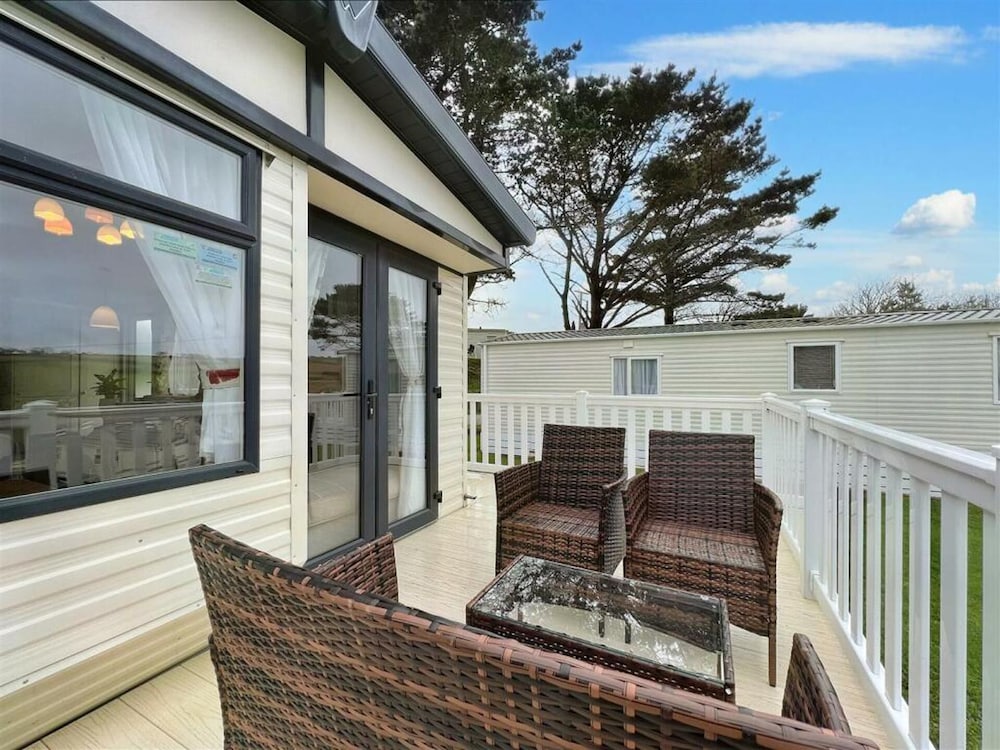 Pottsville Cabin Sleeps 4 with Deck — 4-Star Luxury Hotel in Penzance, United Kingdom