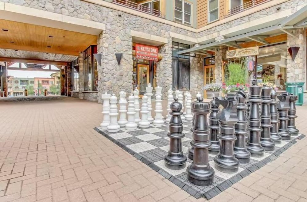 River Run Village 1 Bedroom Renovated Condo at Silvermill Lodge — 4-Star Luxury Hotel in Keystone, United States