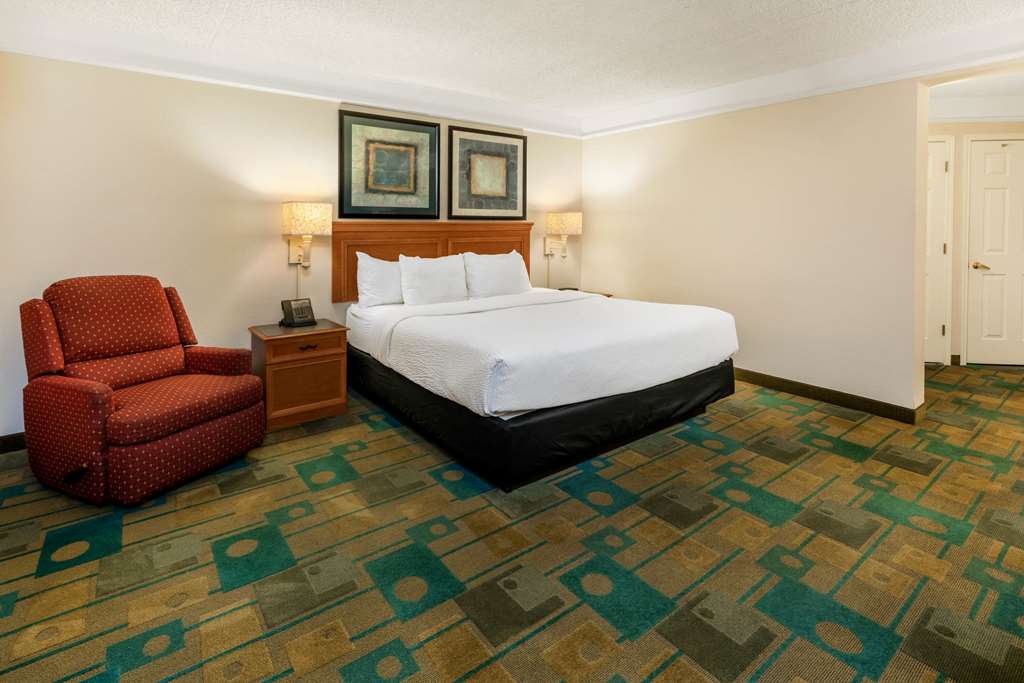 La Quinta Inn & Suites by Wyndham Phoenix West Peoria - photo 16