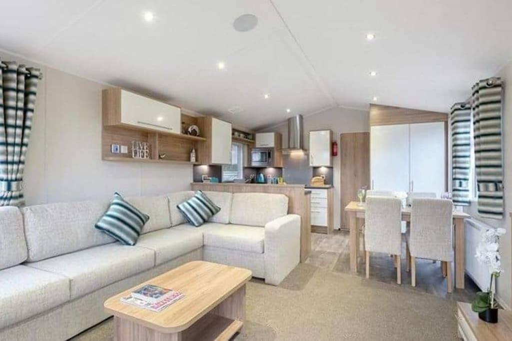 Premium Chalet at Newquay Away Resorts MV7 — 4-Star Luxury Hotel in Newquay, United Kingdom