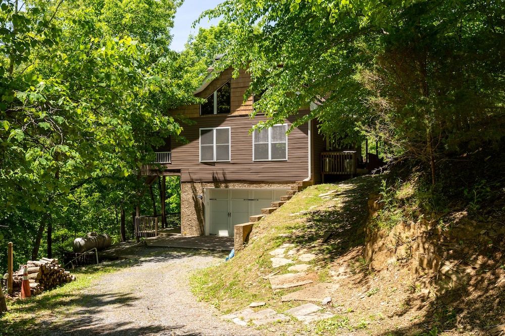 Robert’s Retreat in Dandridge, United States