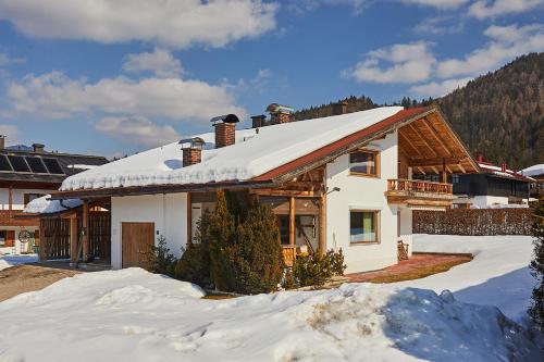 Alpen Chalet Benzeck — 4-Star Luxury Hotel in Reit Im Winkl, Germany