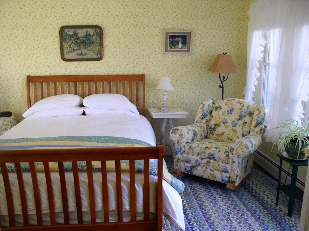 Elsa's Inn on the Harbor - photo 7