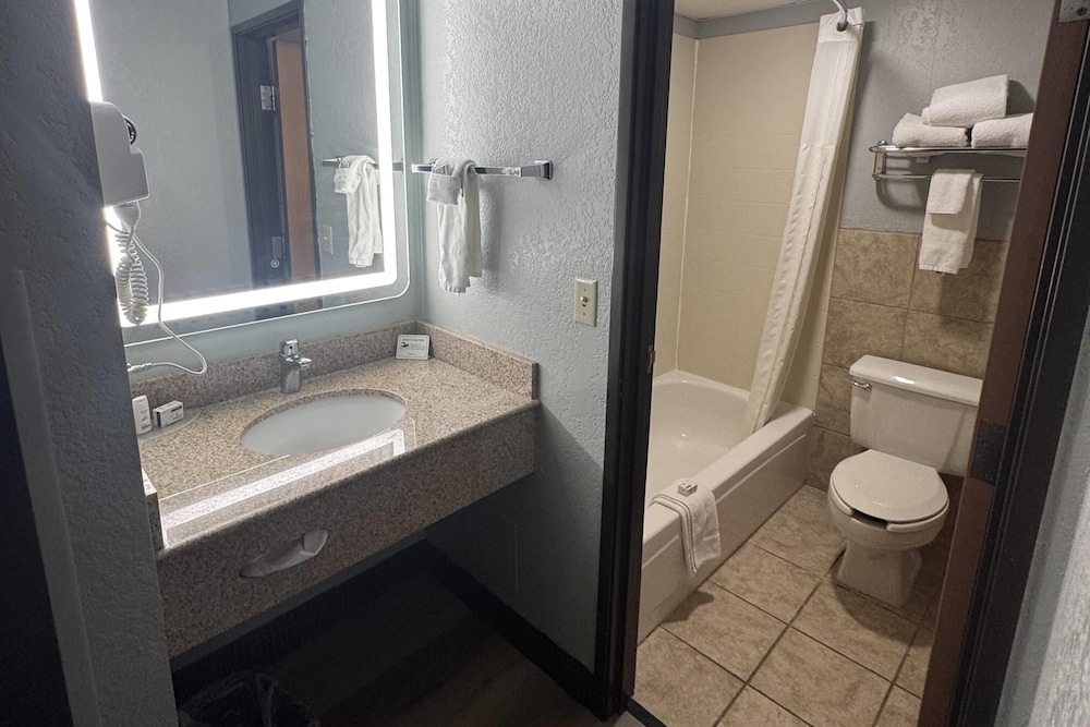 AmericInn by Wyndham Albert Lea - photo 23