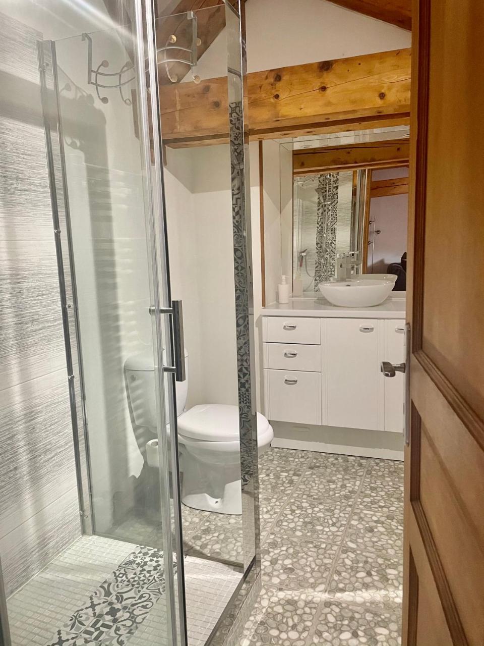 Super Appartement Loue Meuble Tout Equipe — Saint-Claude-De-Diray — photo 3