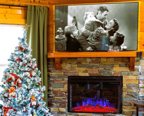 5 miles to Smokies Stunning views Hot Tub Pool Table Arcades 2 fireplaces Quiet and Private in Sevierville, United States