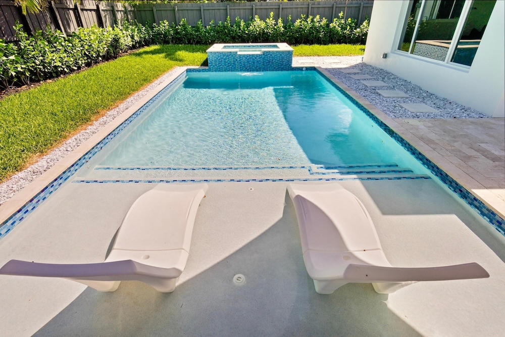 Stunning Poolside Luxury Retreat - photo 12