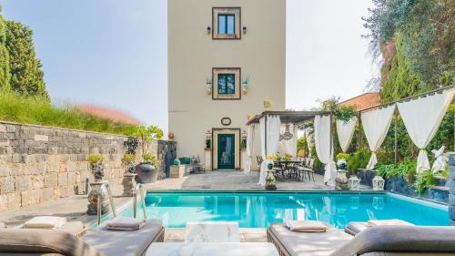 Villa Urbis Taormina luxury villa in the heart of Taormina with swimming pool — 4-Star Luxury Hotel in Taormina, Italy