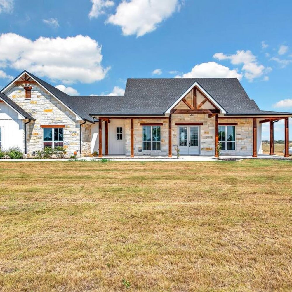 New Luxury Texas Farmhouse — 4-Star Luxury Hotel in Bellmead, United States
