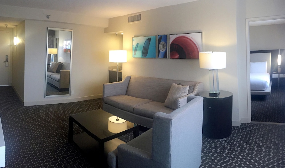 Doubletree by Hilton Houston Hobby Airport - photo 17