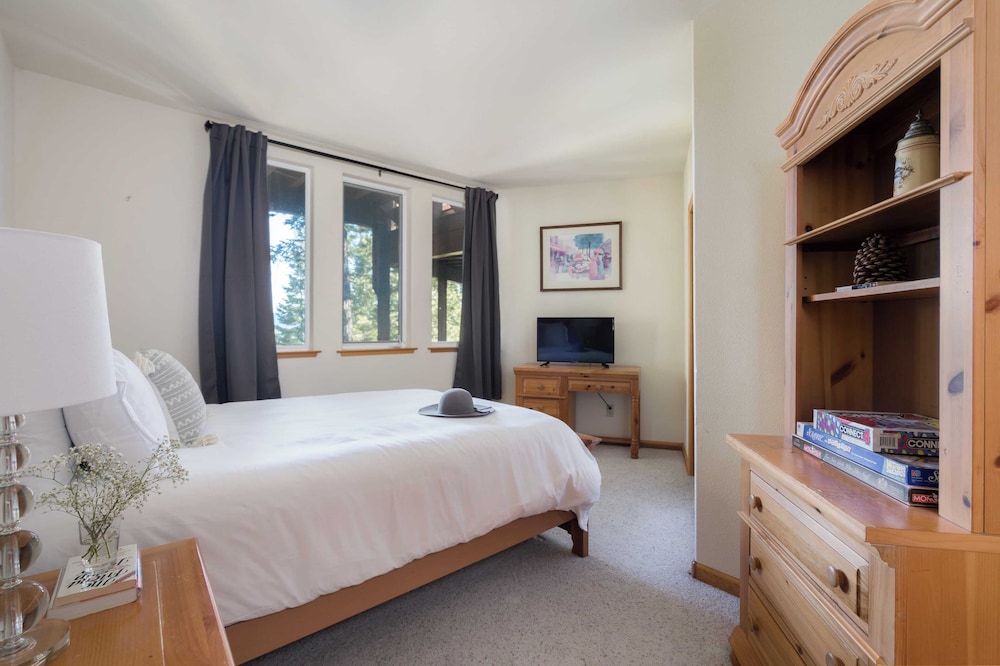 Sparrow by Avantstay Modern Mountain Retreat w Hot Tub Pool Table & Games - photo 23