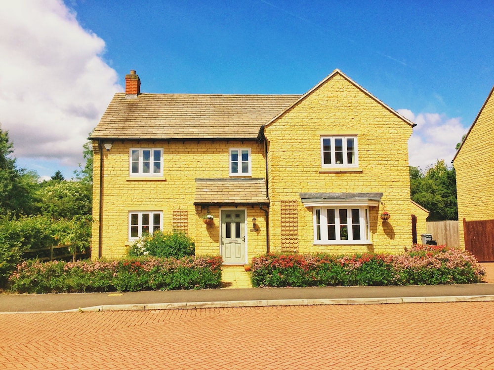 Moon House 5980137 — Eynsham