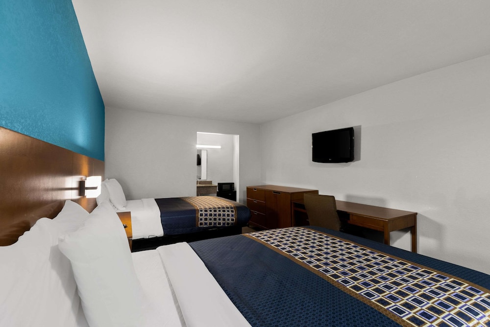 Econo Lodge Commerce - photo 36