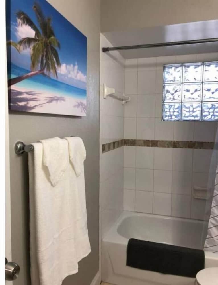 6149 Sandcrest Next TO Universal. 8 Beds. Pool. Very Clean - photo 25
