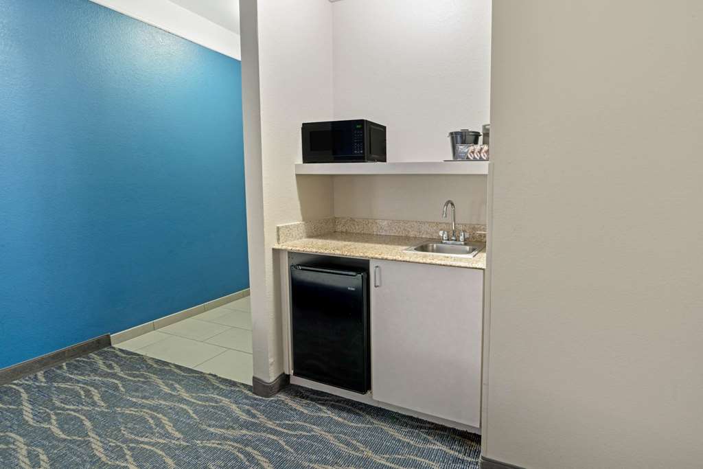 La Quinta Inn & Suites by Wyndham Phoenix I 10 West - photo 41