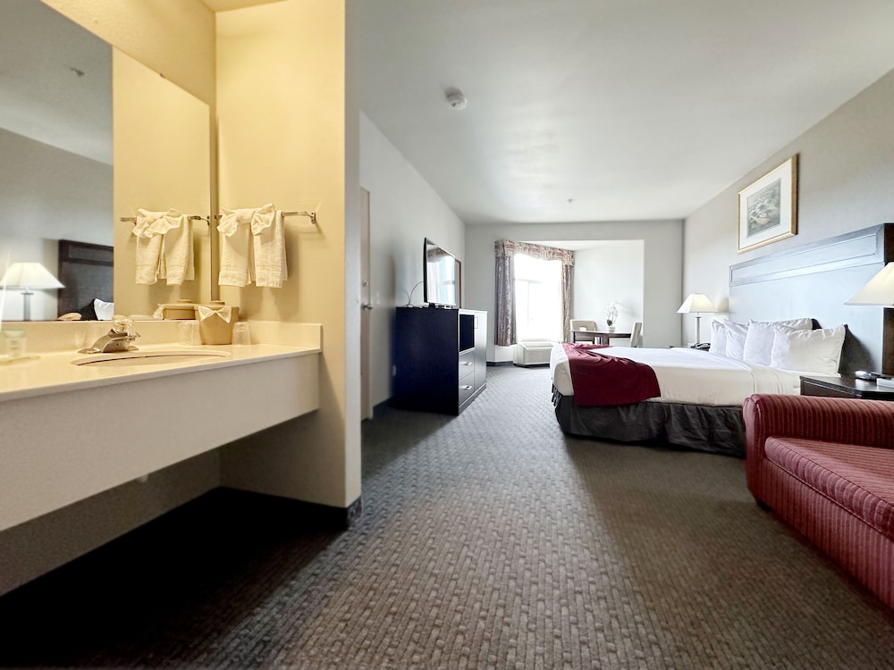 BayVue Hotel Resort and Suites - photo 32
