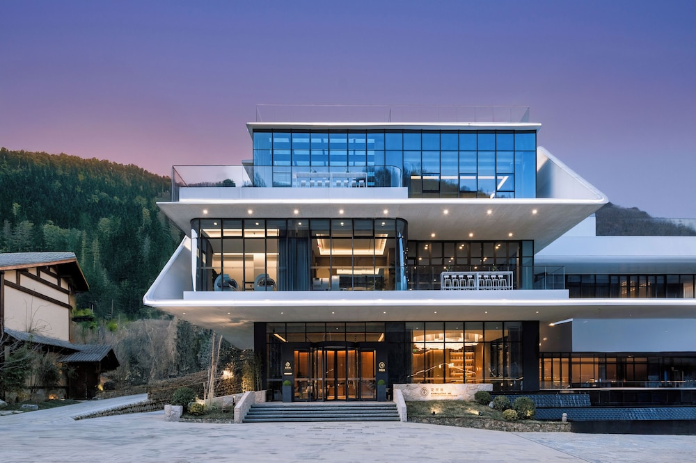 Oclinda de flori cu izvor termal Lin Yin in Shangluo, People's Republic of China