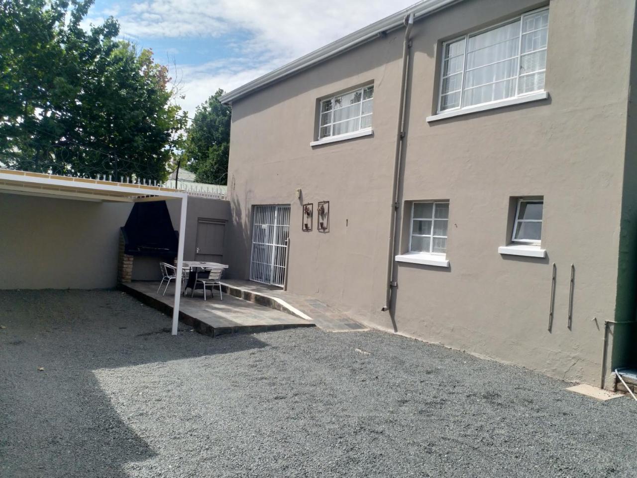 Crane Cottage — 4-Star Luxury Hotel in Colesberg, South Africa