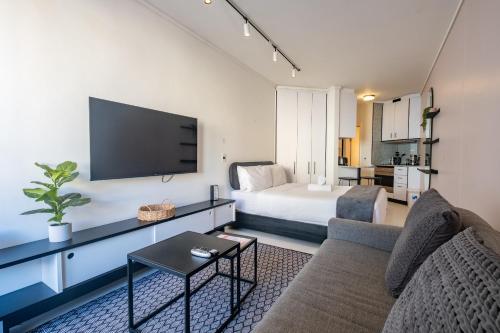 Flamingo 108: Modern Apt with Balcony