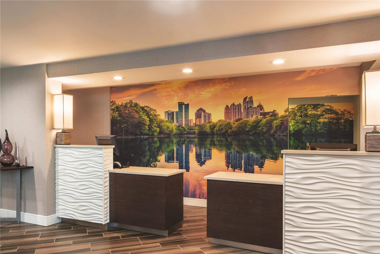 La Quinta Inn & Suites by Wyndham Atlanta Perimeter Medical - photo 8