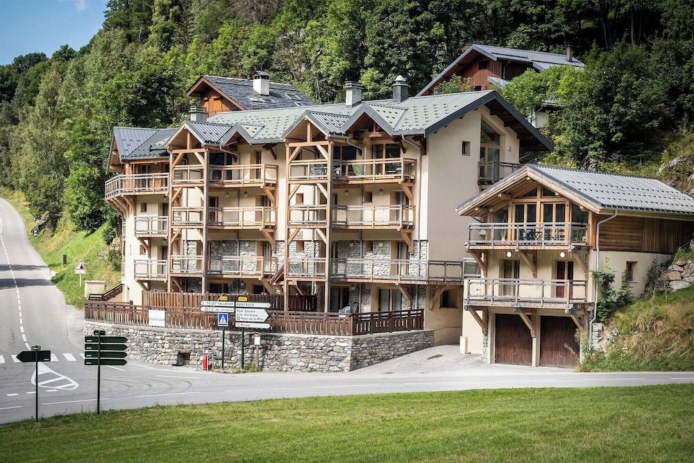 Chalet Les Amis — 4-Star Luxury Hotel in Les Arcs, France
