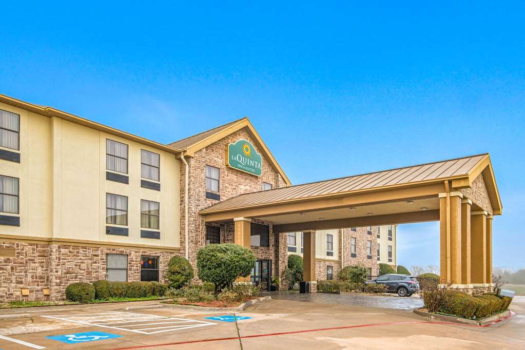La Quinta Inn & Suites by Wyndham Denison N. Lake Texoma — hotel in Denison