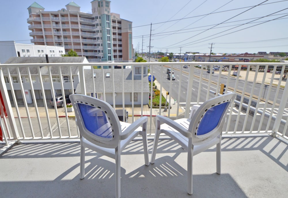 Coastal Palms Inn & Suites - photo 32