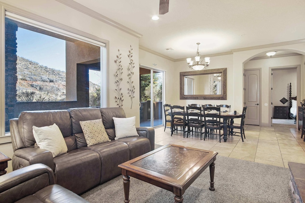 Sierra Sky Patio w Fireplace — 4-Star Luxury Hotel in Hurricane, United States