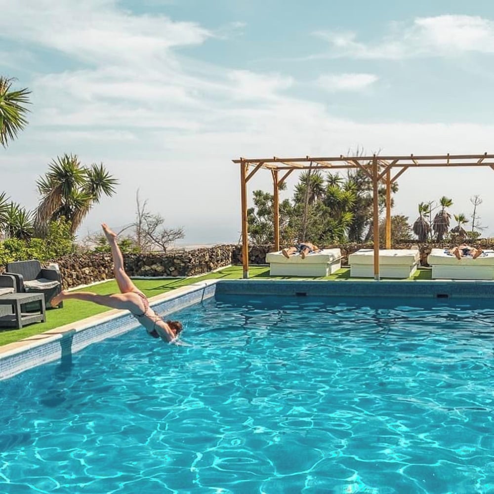 Large Heated Pool Hot Tub Bar Games Room Gym 2 Caves New Outdoor Kitchen — 4-Star Luxury Hotel in Granadilla De Abona, Spain