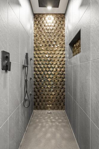 NEW Luxury Concrete Home Just Minutes from the Beach — 4-Star Luxury Hotel in Long Beach, United States