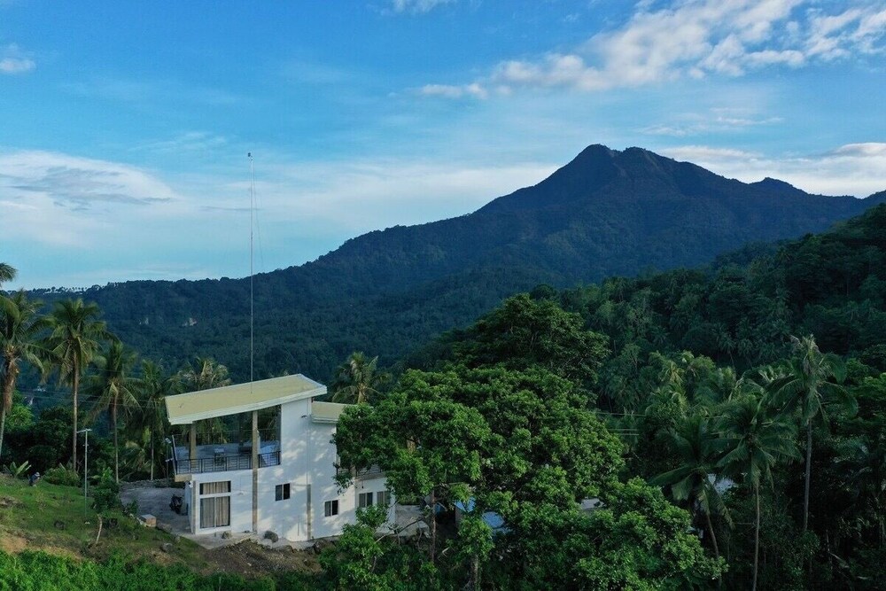 Casa de Pueblo Japanese Shrine Unit 2 — 4-Star Luxury Hotel in Valencia, Philippines