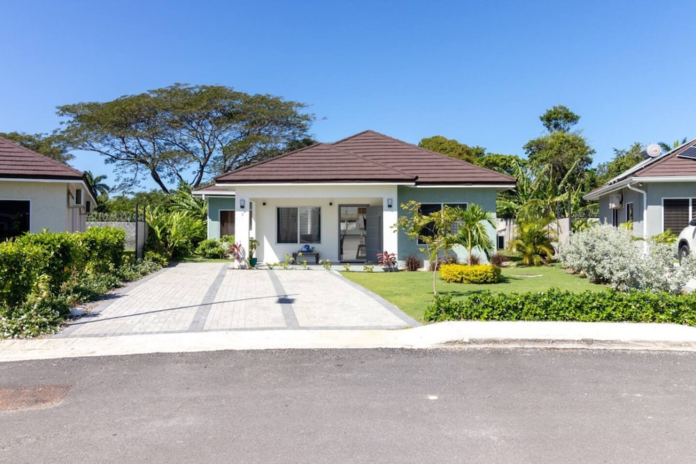 Draxhall Beach Access Gated Community Full Air Con in Saint Ann's Bay, Jamaica