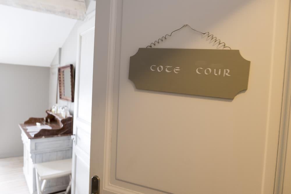 Domaine Castell De Blés — 4-Star Luxury Hotel in Saint-Genis-Laval, France