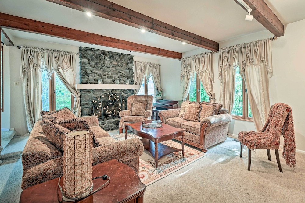 Spacious 3BR Redmond Home with Fireplace & BBQ — 4-Star Luxury Hotel in Redmond, United States