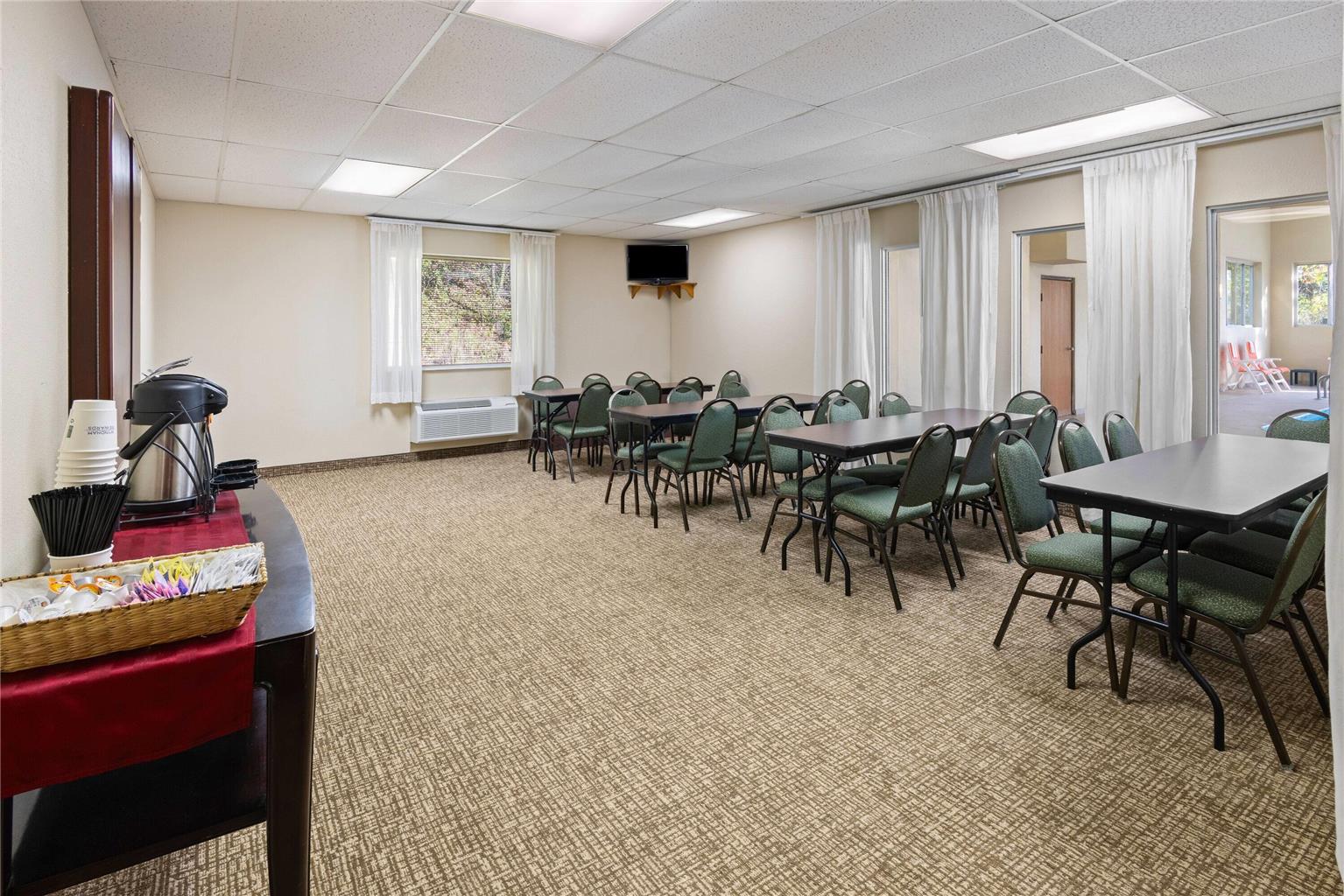 Wingate by Wyndham Pittsburgh New Stanton - photo 29