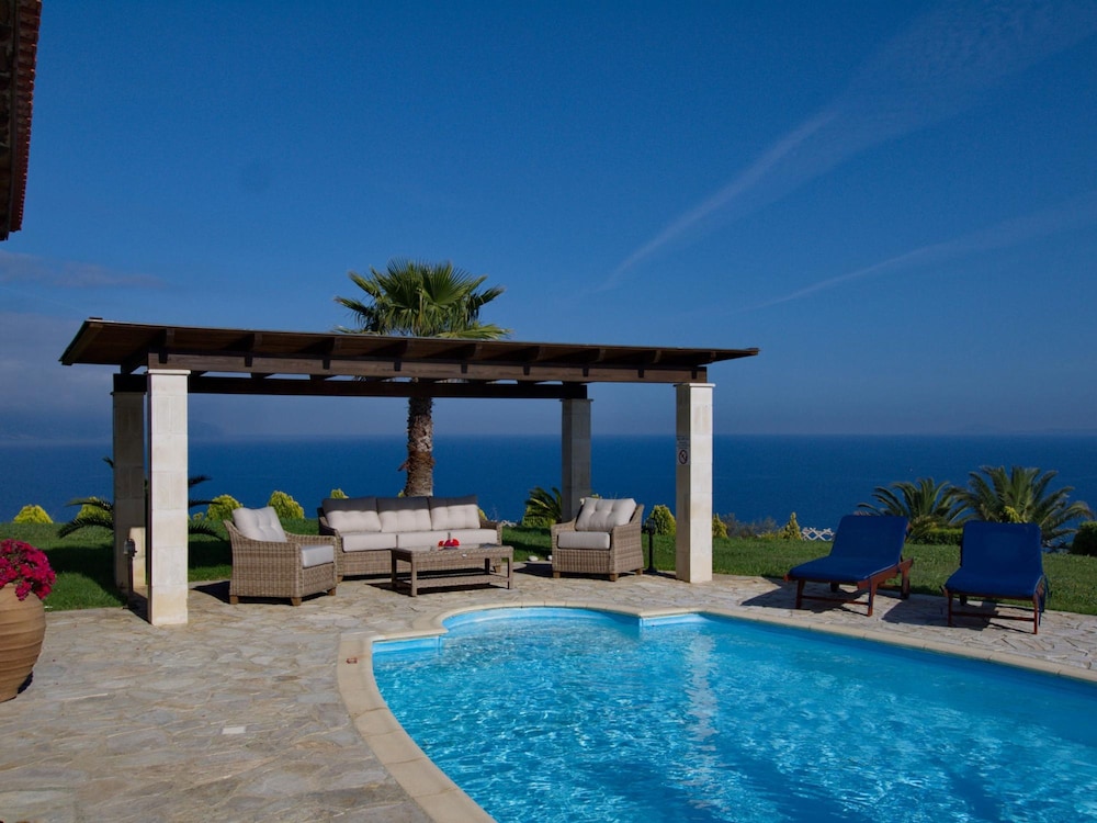 Villa Dimitra — 4-Star Luxury Hotel in Valsamata, Greece