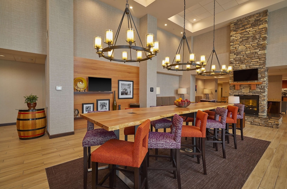Hampton Inn & Suites Roseburg - photo 2