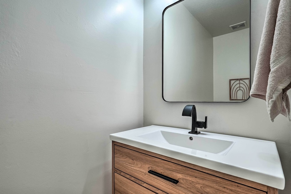 Ideal for Snowbirds Poolside Getaway in Glendale — 4-Star Luxury Hotel in Glendale, United States