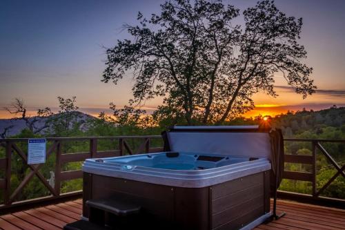 10 acre Forest Villa 20 miles from Yosemite South — 4-Star Luxury Hotel in Oakhurst, United States
