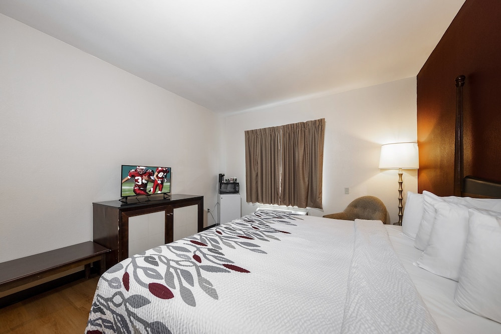Red Roof Inn & Suites Biloxi Ocean Springs - photo 18