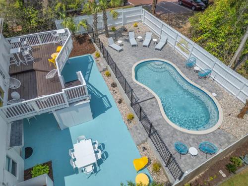 Sunshine House #1 Selfie Friendly Steps to Beach — 4-Star Luxury Hotel in Myrtle Beach, United States