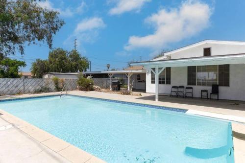 Large 5 bedroom charmer wIth pool — 4-Star Luxury Hotel in Los Angeles, United States