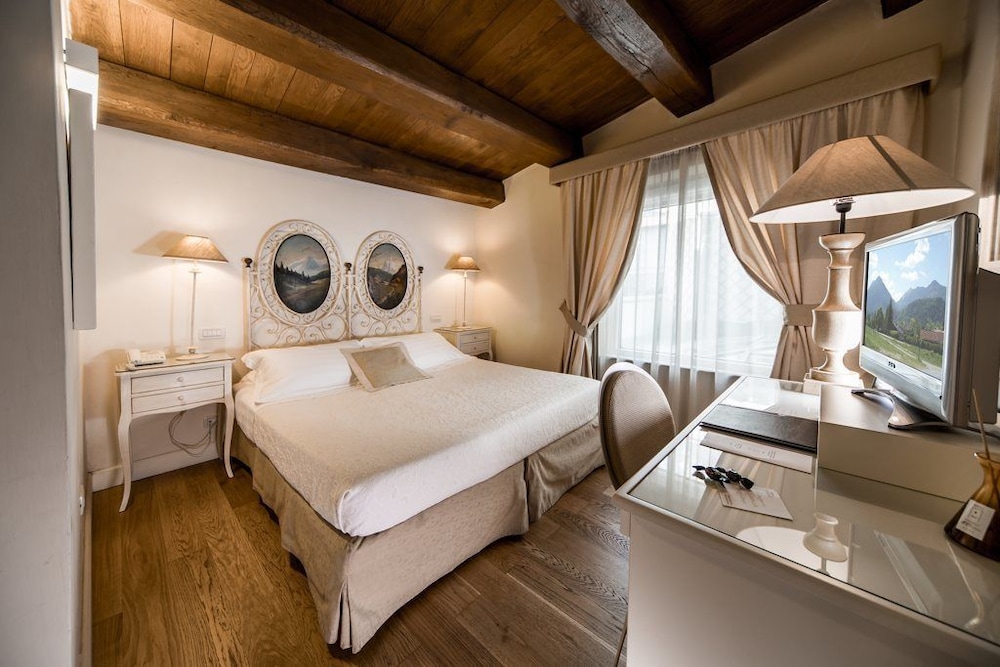 Hotel Residenza 100 Torri — 4-Star Luxury Hotel in Ascoli Piceno, Italy