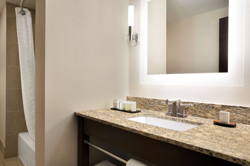 Embassy Suites by Hilton Jackson North Ridgeland - photo 20