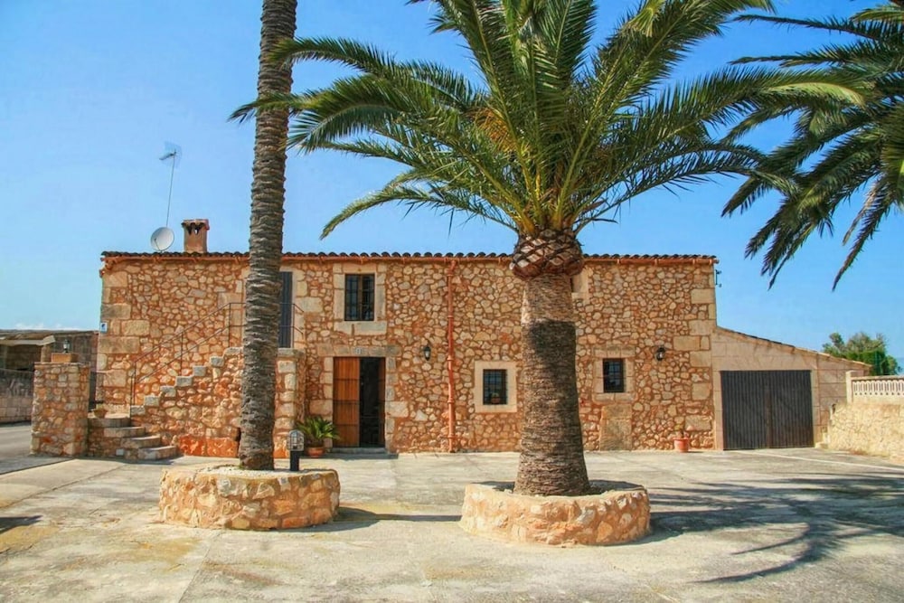 Farmhouse in Mallorca With Pool & Views — 4-Star Luxury Hotel in Vilafranca De Bonany, Spain