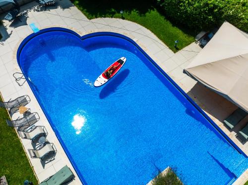 Füge Villa Luxury & Wellness — 4-Star Luxury Hotel in Balatonfured, Hungary